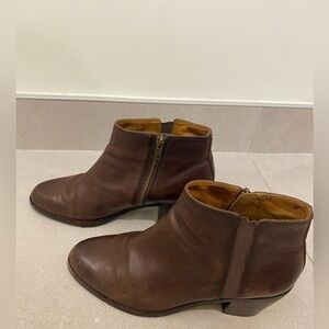 Frye Women's Brown Leather Ankle Boots‎ Side Zipper 2.5” Heel Size 8